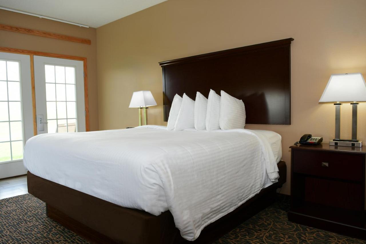 Cobblestone Inn & Suites - Denison | Majestic Hills Exterior photo