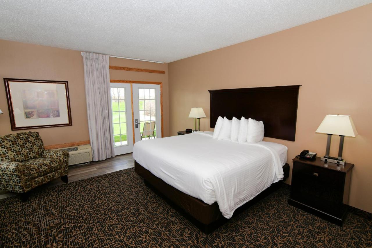 Cobblestone Inn & Suites - Denison | Majestic Hills Exterior photo