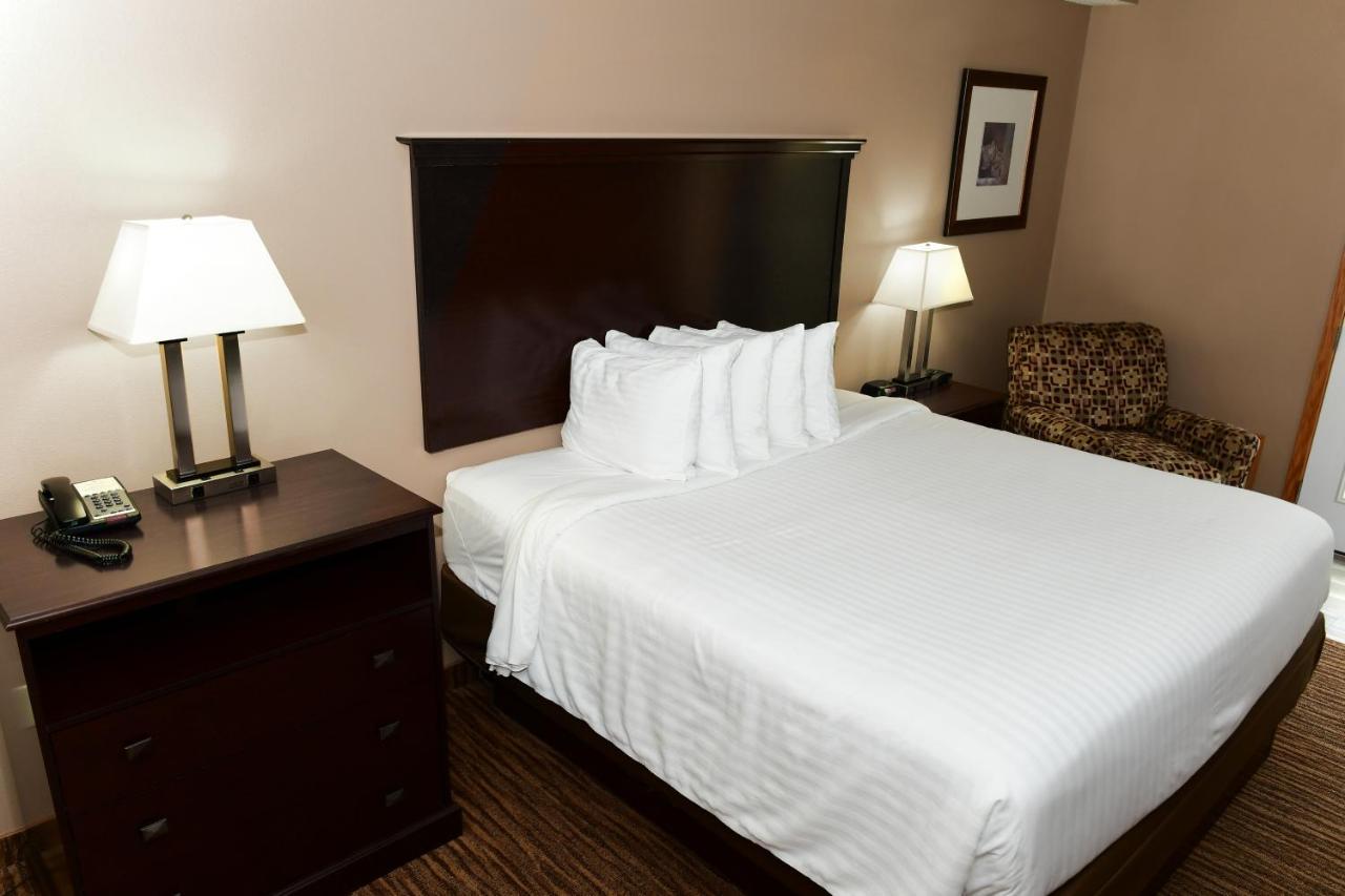 Cobblestone Inn & Suites - Denison | Majestic Hills Exterior photo
