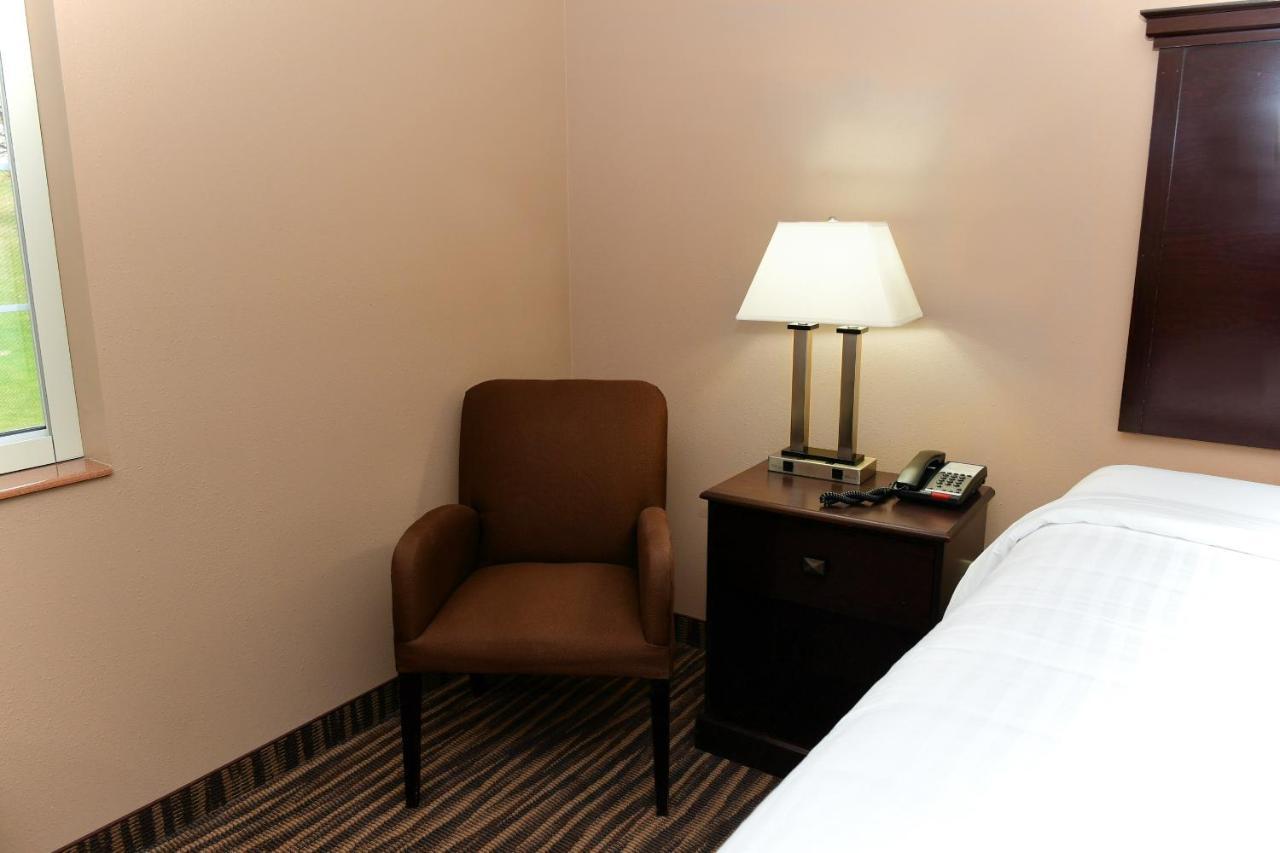 Cobblestone Inn & Suites - Denison | Majestic Hills Exterior photo