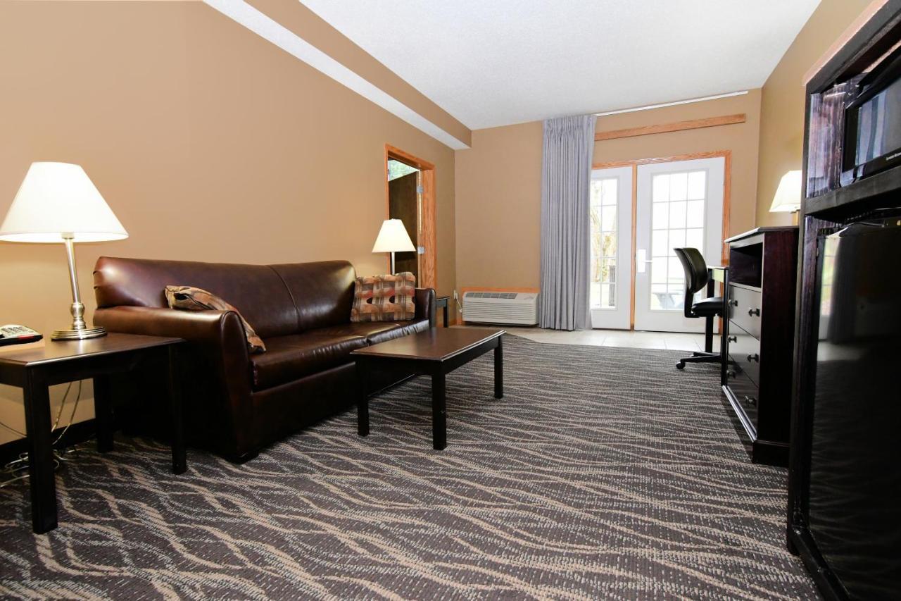 Cobblestone Inn & Suites - Denison | Majestic Hills Exterior photo